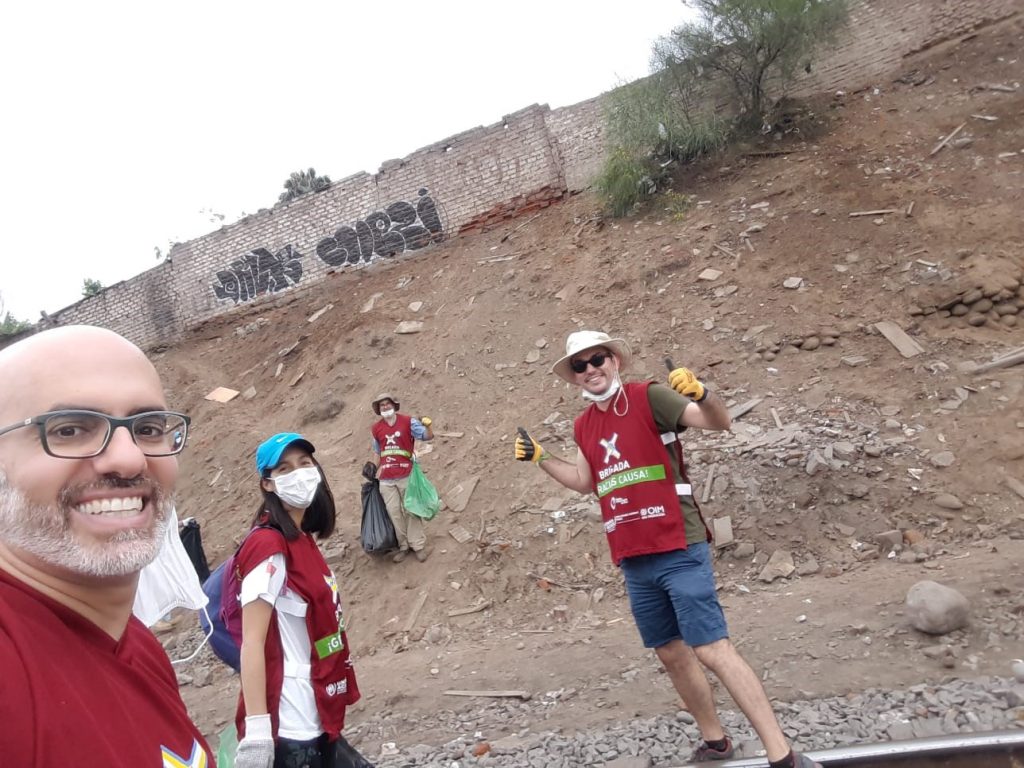 (Español) Equipo PELCAN apoya en actividad de recogida de basura en las orillas del río Rímac en Lima