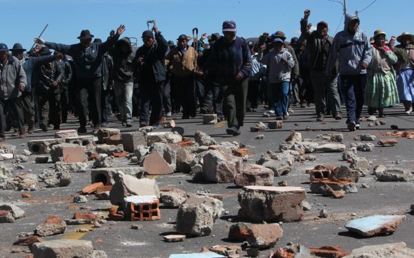 PUNO, 22 DE MAYO DEL 2011 DISTINTOS PUEBLOS, HUACULLANI, YOROHOCO.YUNGUYO, JULI, DESAGUADERO ESTAN DESDE HACE VARIOS DIAS EN PARO INDEFINIDO BLOQUEANDO LAS CARRETERAS Y EL PASO FRONTERIZO COMERCIAL CON BOLIVIA. ESTAS COMUNIDADES ESTAN A LA ESPERA DE QUE EL GOBIERNO RETIRE LA CONSECION MINERA DADA A UNA COMPAÃNIA ARGUMENTANDO LA FUTURA CONTAMINACION DE AGUAS QUE ESTA GENERE AL SECTOR. FOTO: DANTE PIAGGIO EL COMERCIO